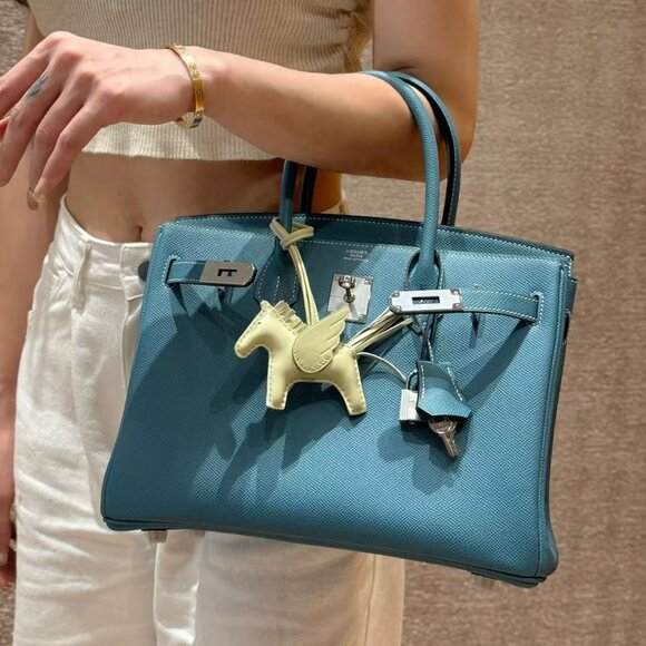 Classic Hermes Bag: A Stylish and Versatile Choice for Elegance - Picture 3 of 6